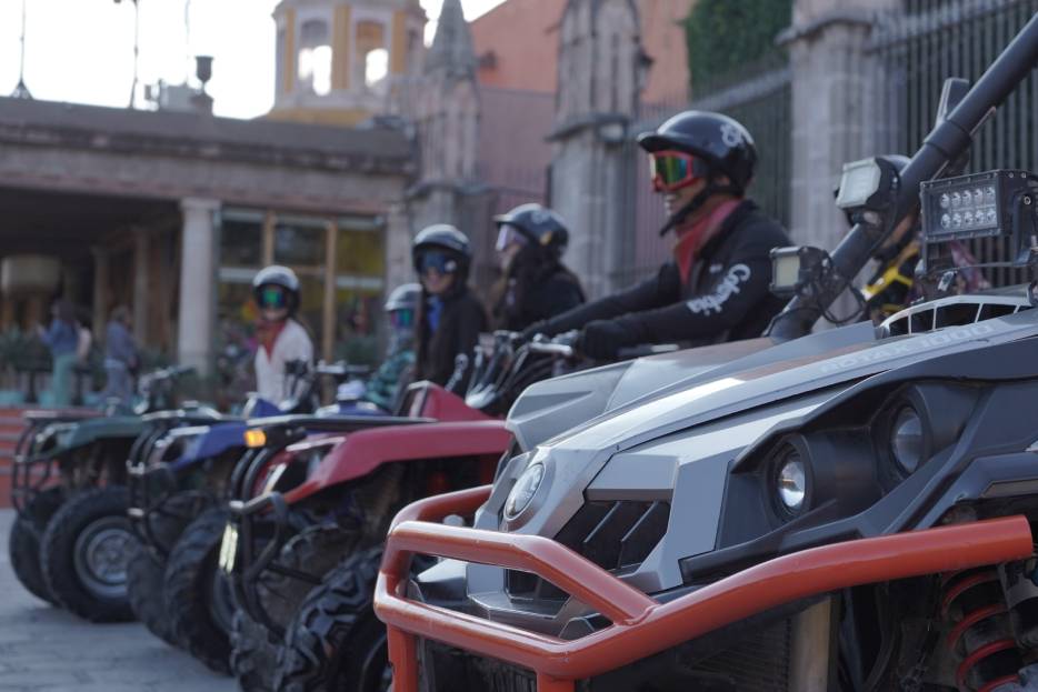 grupo en un tour de cuatrimotos en san miguel de allende